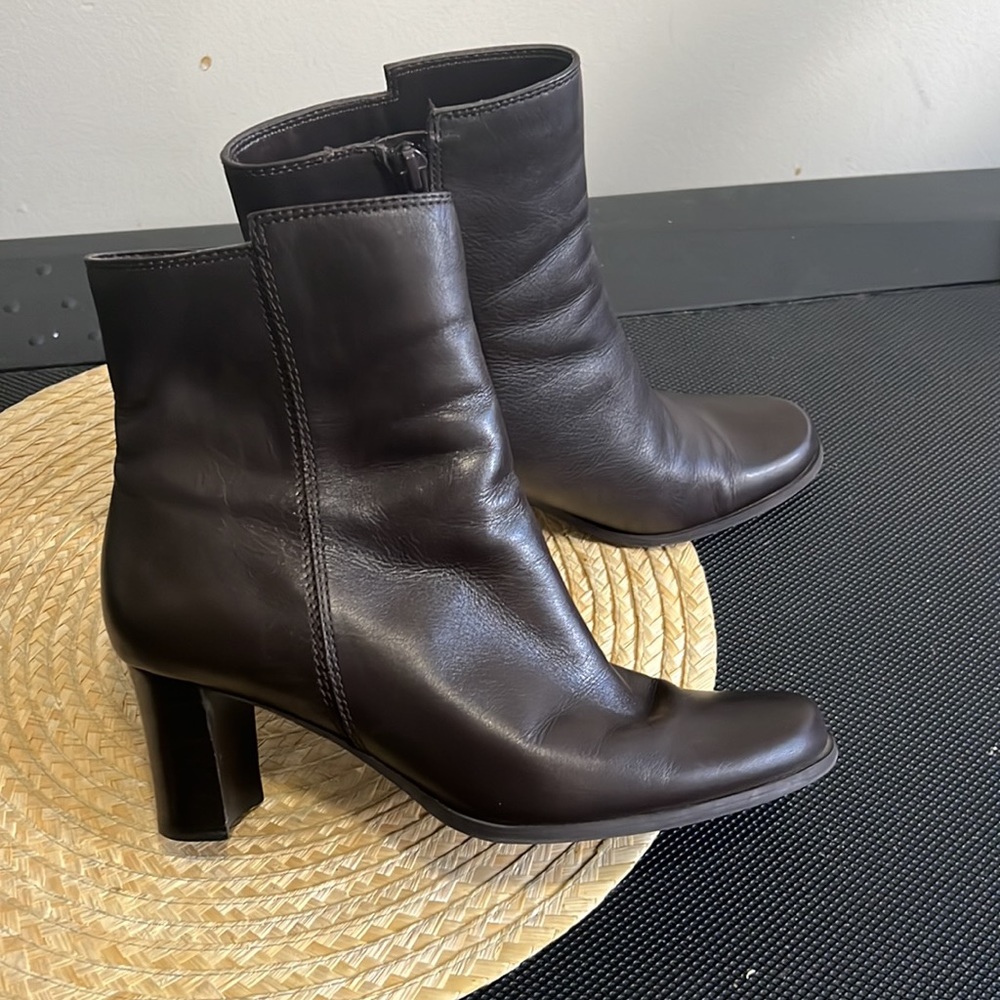 Greenwich Village Leather 2.5” Heel Ankle Bootie Size 7